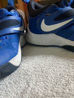 Nike Kids Blue and White Velcro Team Hustle D 11 basketball shoes, size 4Y